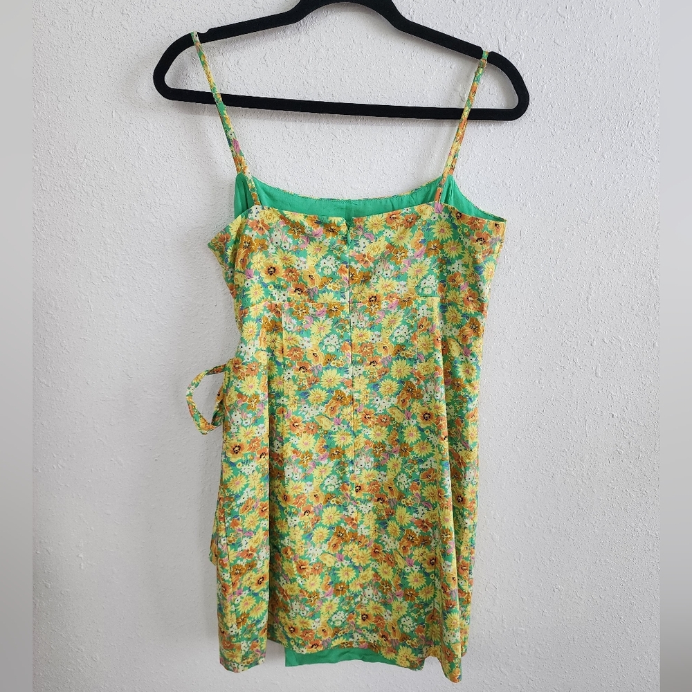 Astr NWOT Summer Floral Keyhole Mini Wrap Dress in Green & Yellow Floral Medium - Picture 4 of 7
